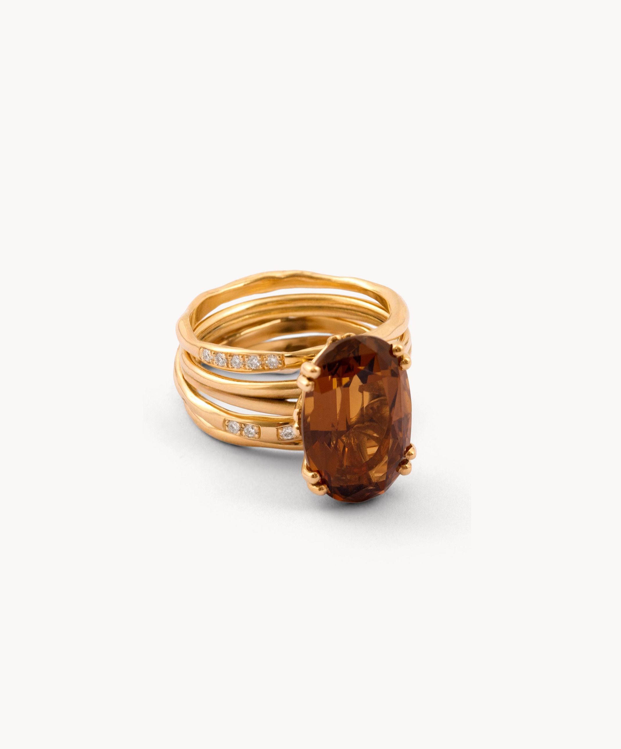 Packshot van sieraden – witgouden ringenstack 1B