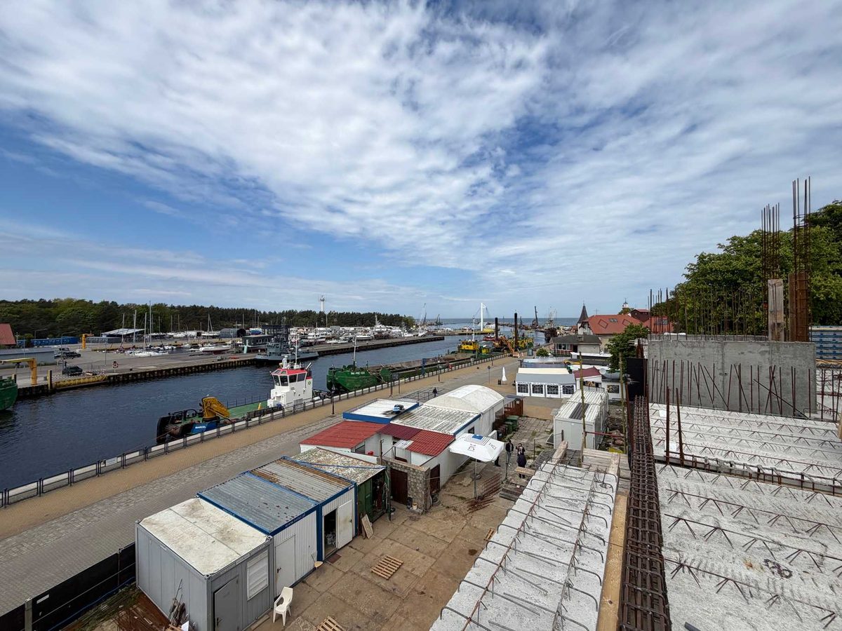 Widok z budowy Projektu Port Ustka na port i marinę