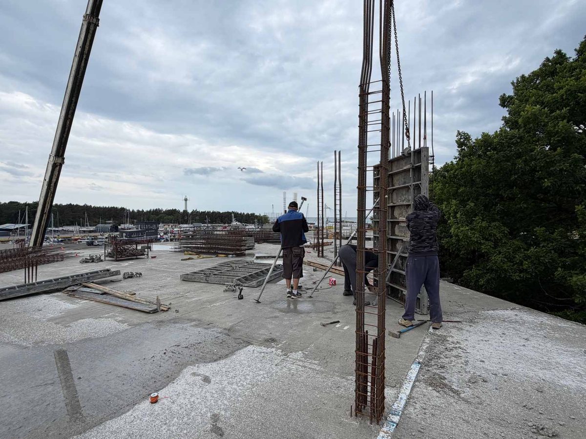 Pracownicy przy zbrojeniu konstrukcji Projektu Port Ustka