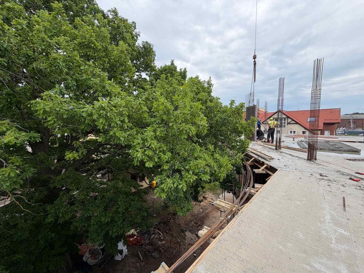 Widok stropu budynku i otoczenia portu w Ustce