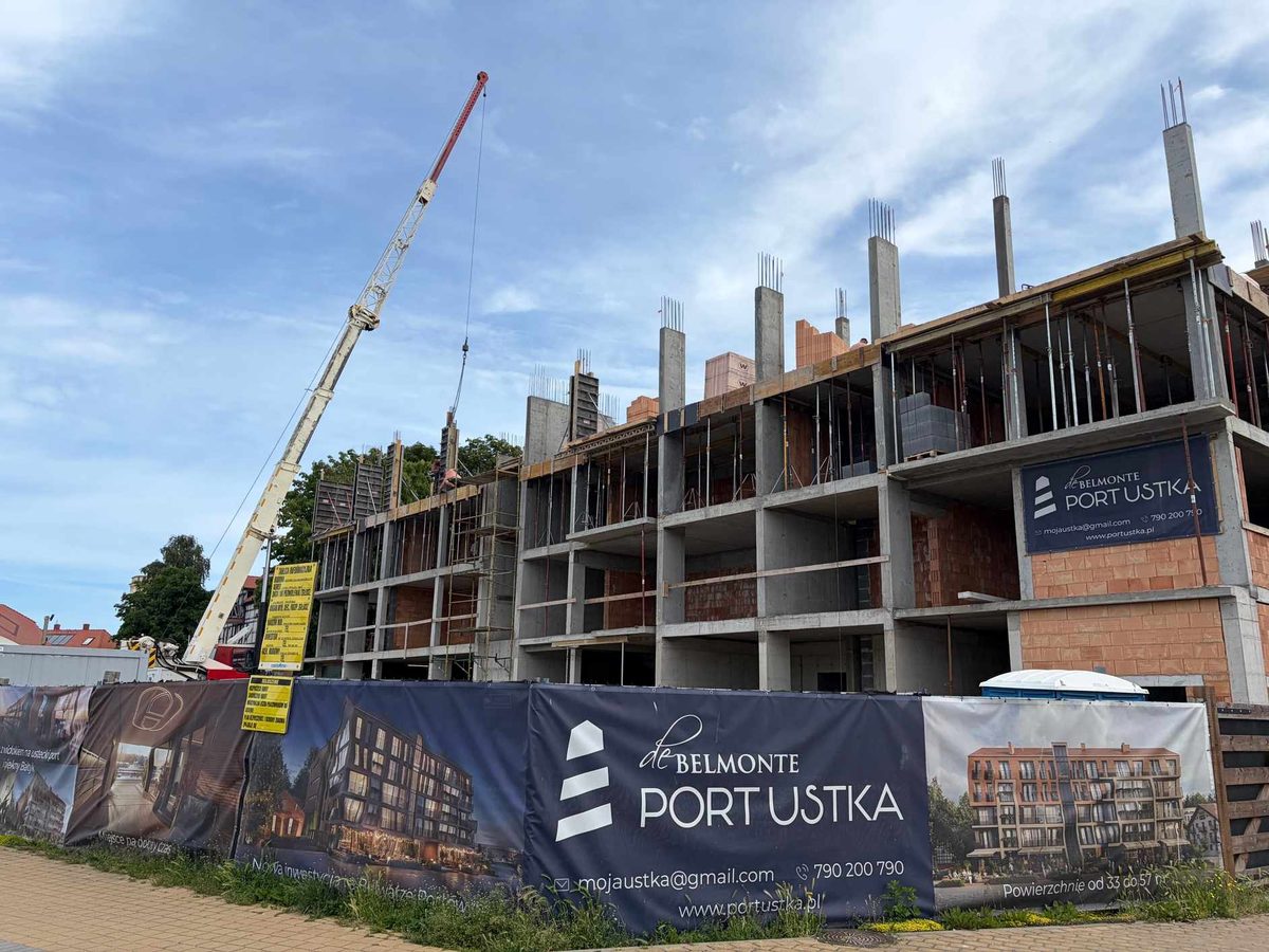 Widok budynku Projektu Port Ustka w trakcie wznoszenia kolejnych kondygnacji