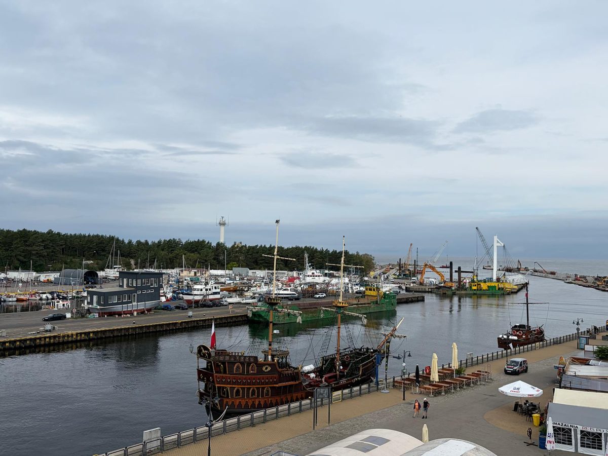 Widok z inwestycji na ustecką marinę i statki w porcie