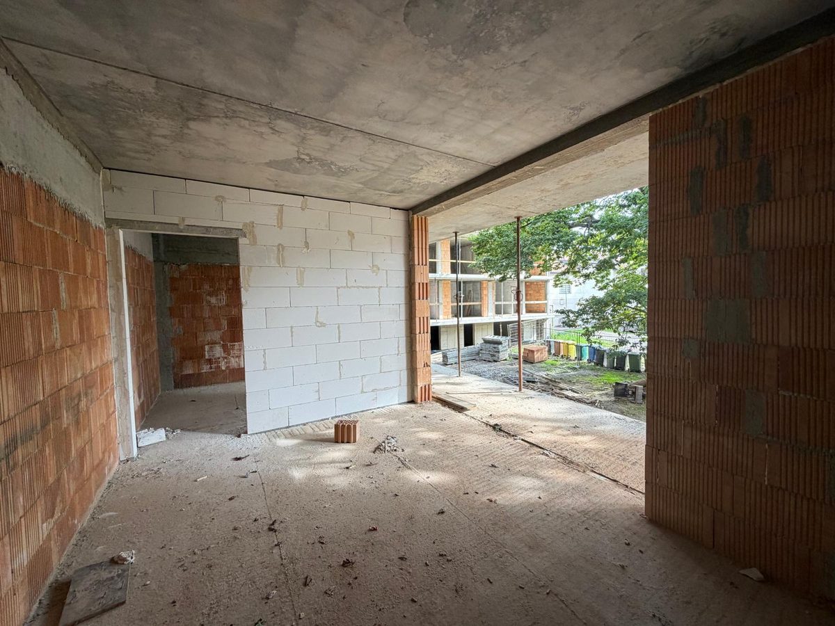 Wnętrze powstającego apartamentu z dużym otworem okiennym
