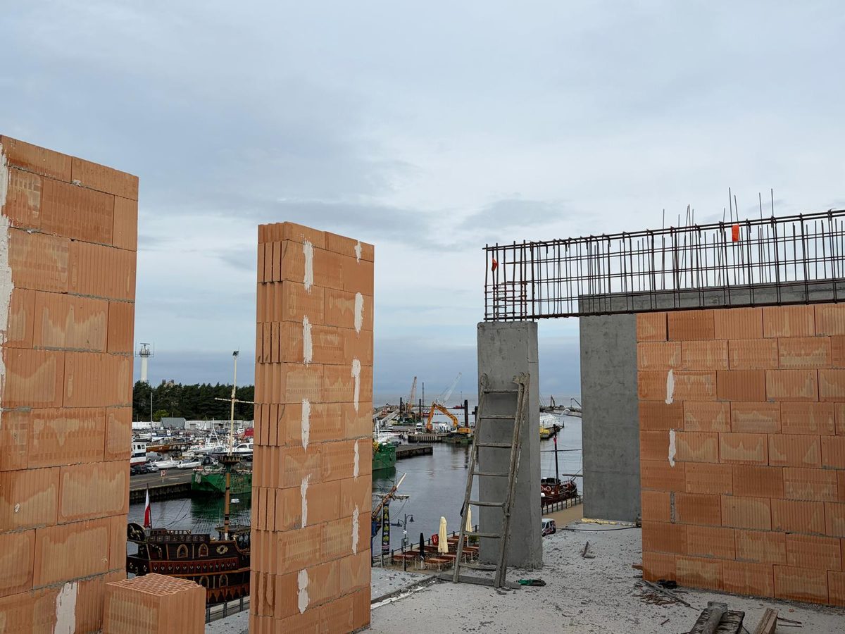 Nowe ściany najwyższej kondygnacji Projektu Port Ustka z widokiem na port