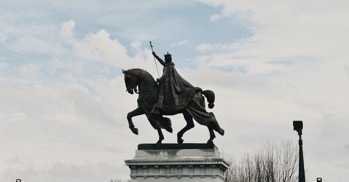 Image of a St Louis Art Museum statue of a medieval man riding a horse.