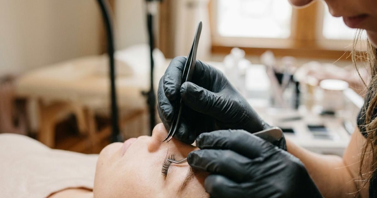 How Long Eyelash Extensions Really Last, and What Shortens Them