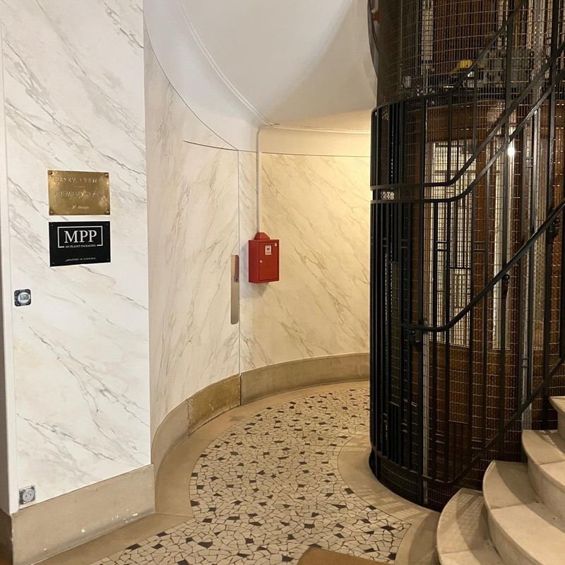 Vue d'ensemble des panneaux de faux marbre dans la cage d'escalier