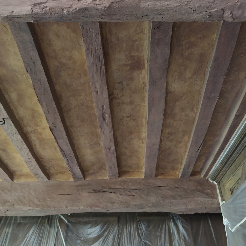 Plafond peint à la chaux dans une maison bretonne