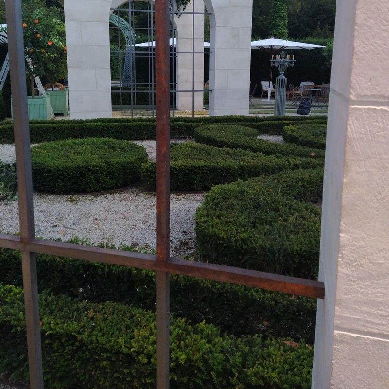 Vue des arches décoratives dans les jardins