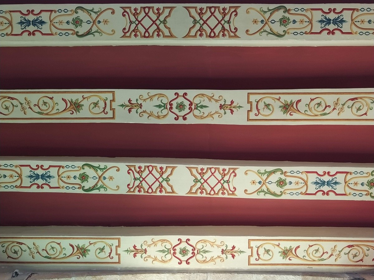 Vue d'ensemble des poutres peintes au plafond du château