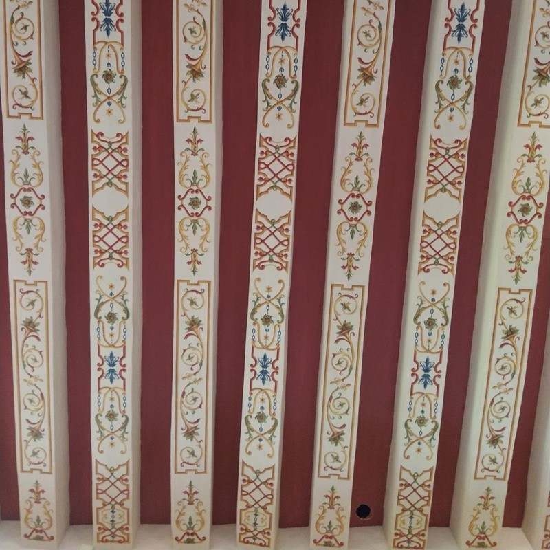 Vue d'ensemble du plafond peint