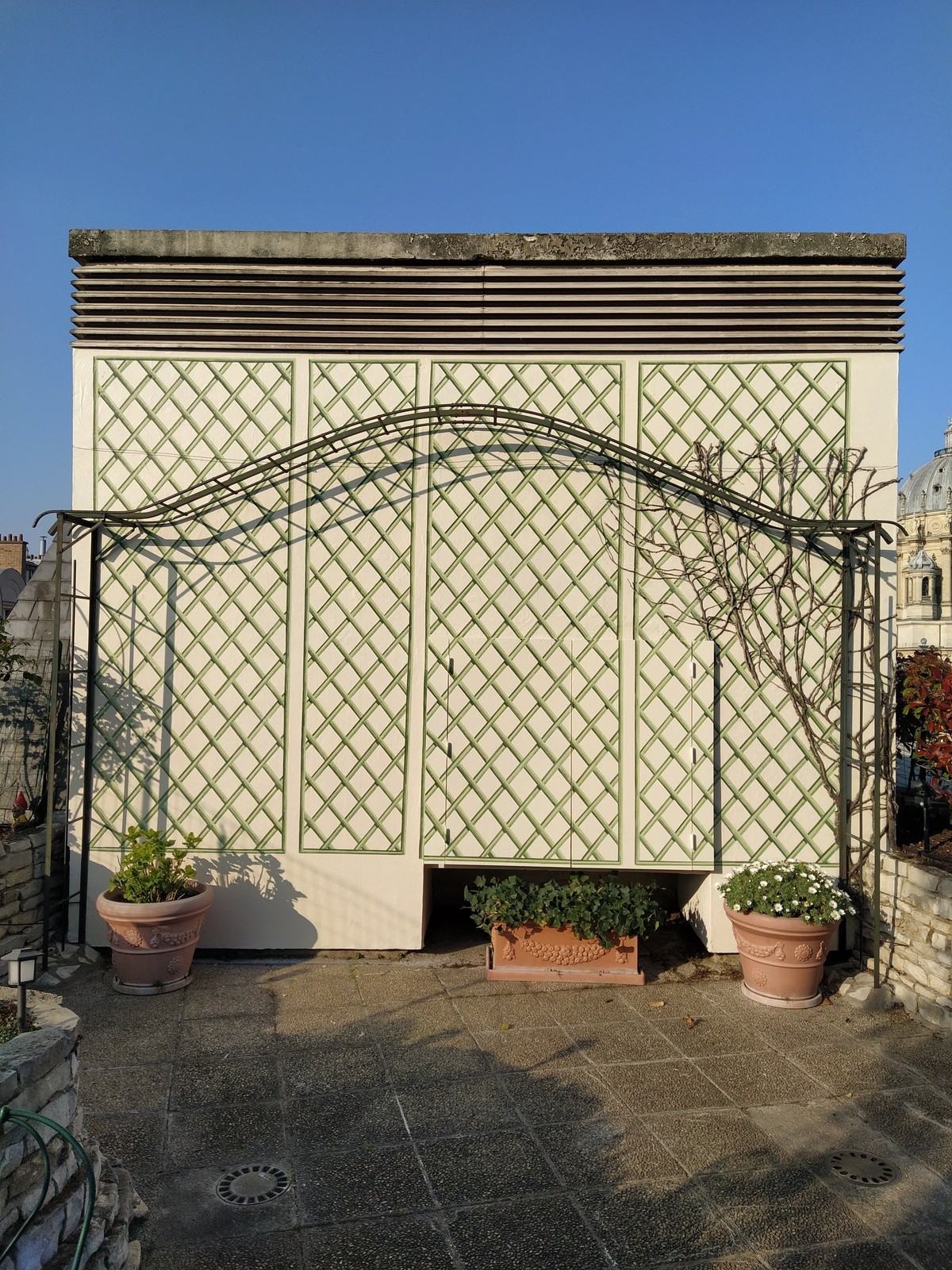 Vue après rénovation du trompe-l'œil de treillage