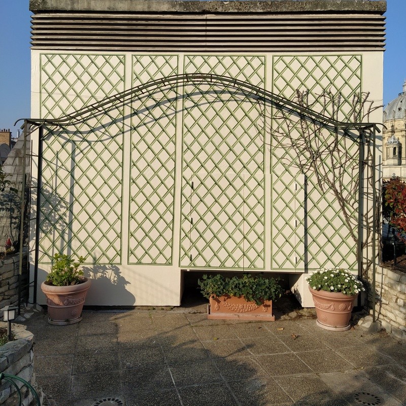 Vue après rénovation du trompe-l'œil de treillage