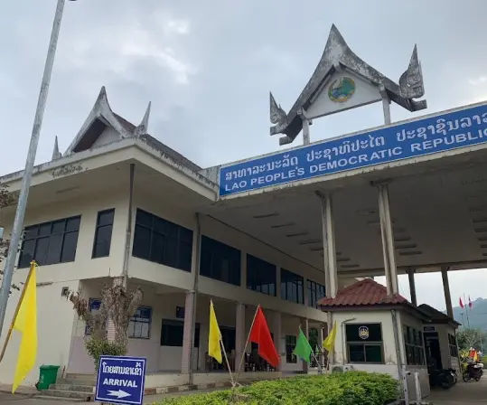 by Vietnamesemotorbiketours.com | Vietnam has numerous international border gates for entry/exit, including major airports (Noi Bai, Tan Son Nhat, Da Nang) and land/river crossings like Huu Nghi, Moc Bai, Lao Cai, Vinh Xuong, allowing e-visa holders access to facilitate tourism, with the government continuously expanding the list. Key land gates connect with China (Huu Nghi, Dong Dang) and Laos (Bo Y, Lao Bao), while major ports and airports offer diverse entry points, all listed on the official e-visa portal. 