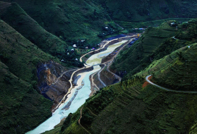 an overlook down the Nho Que River along the Ma Pi Leng psss, a must see during the ha giang motorbike tours