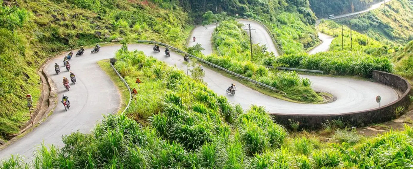 ma pi leng is one of the most scenic mountain passes with curving roads