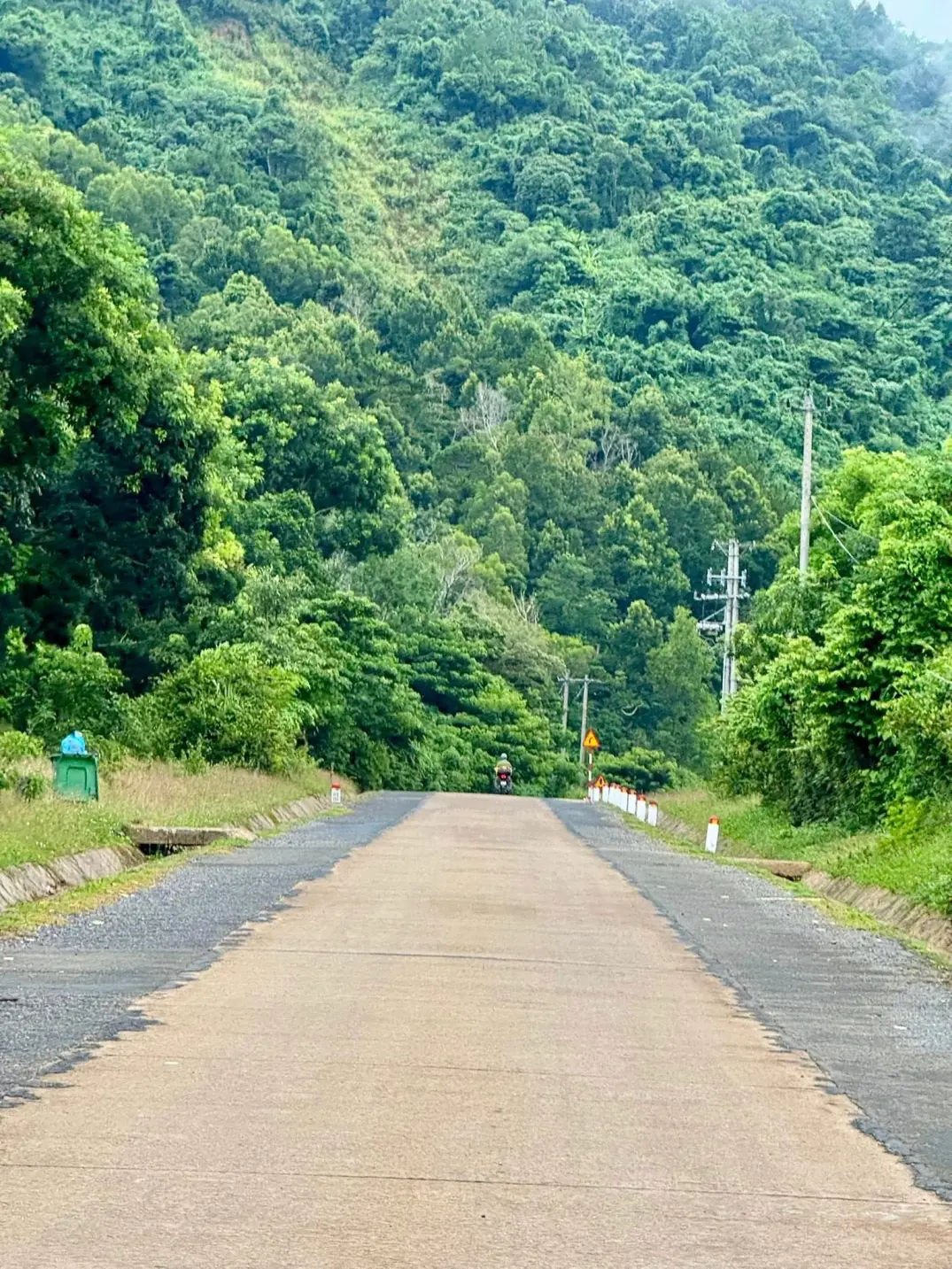 the road condition along the Ho Chi Minh road, most roads are paved but they are very narrow