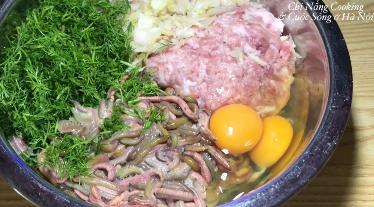 5. Sand worm omelet (Chả rươi)