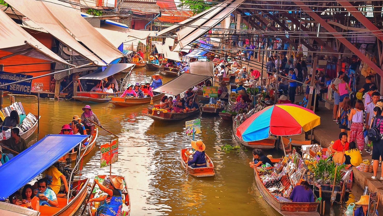 thailand luxury tours: this is damnoen saduak floating market, a must see when in Bangkok.