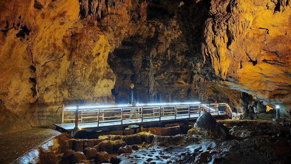 nom cave - near cao bang vietnam
