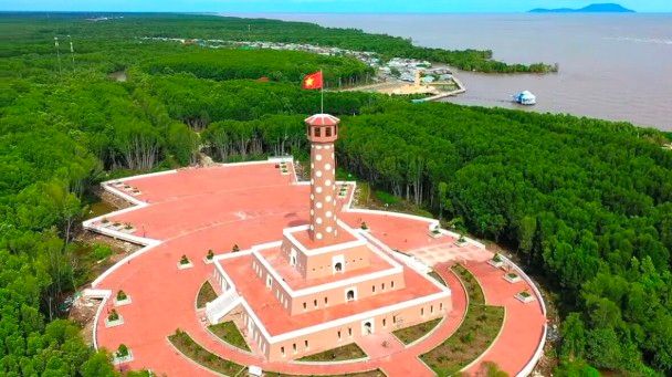 The flag tower located at Ca Mau southern cape was inaugurated within the framework of Ca Mau Cape Tourism and Culture Week in 2019. It is a top sightseeing spot in Ca Mau Province. Vietnam flag