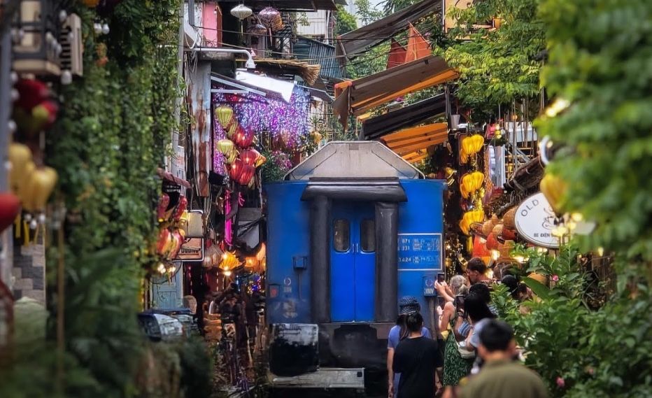 Hanoi train street