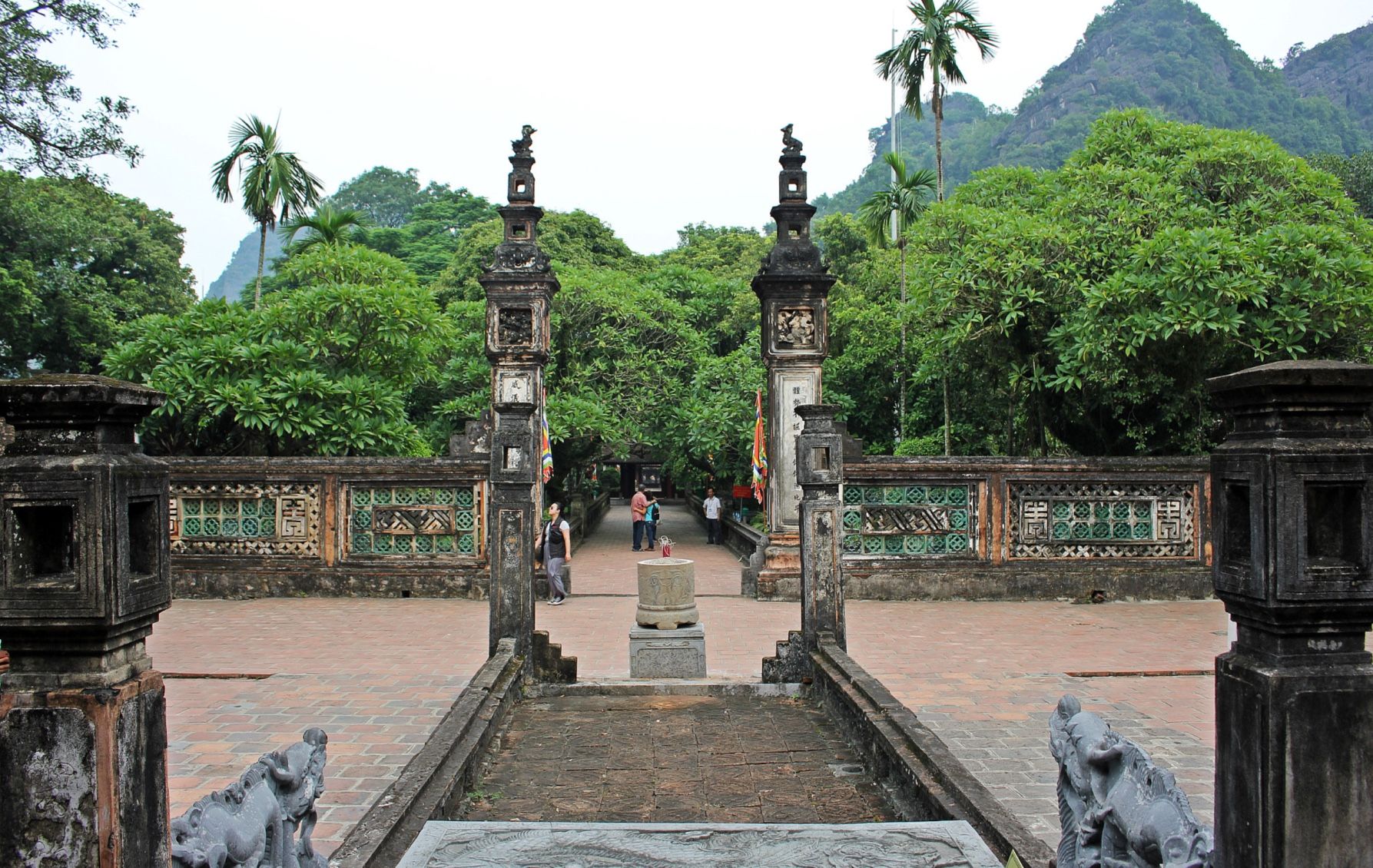 Spend some time to learn history of Hoa Lu, ninh binh vietnam