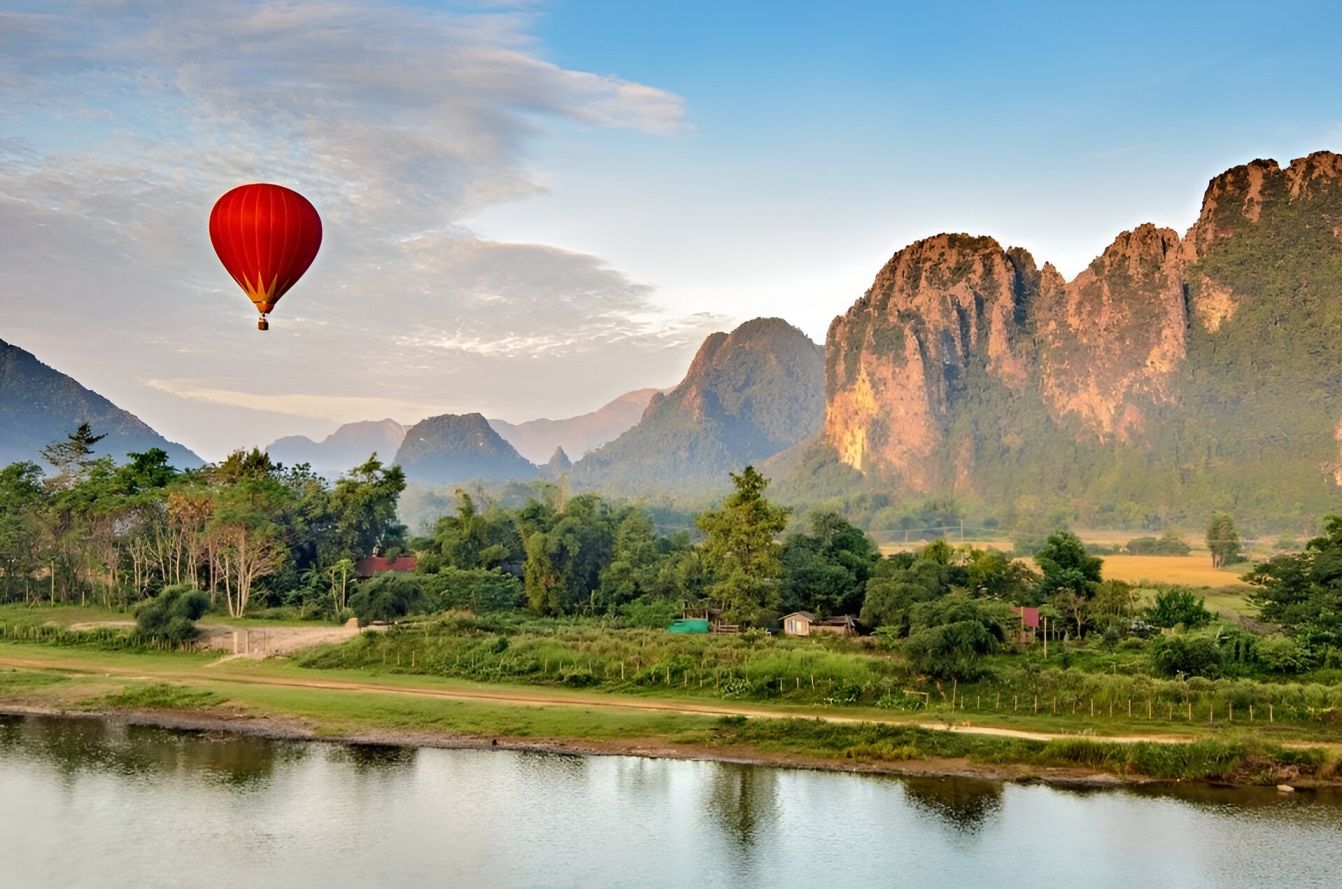 hot air ballon in vang vieng