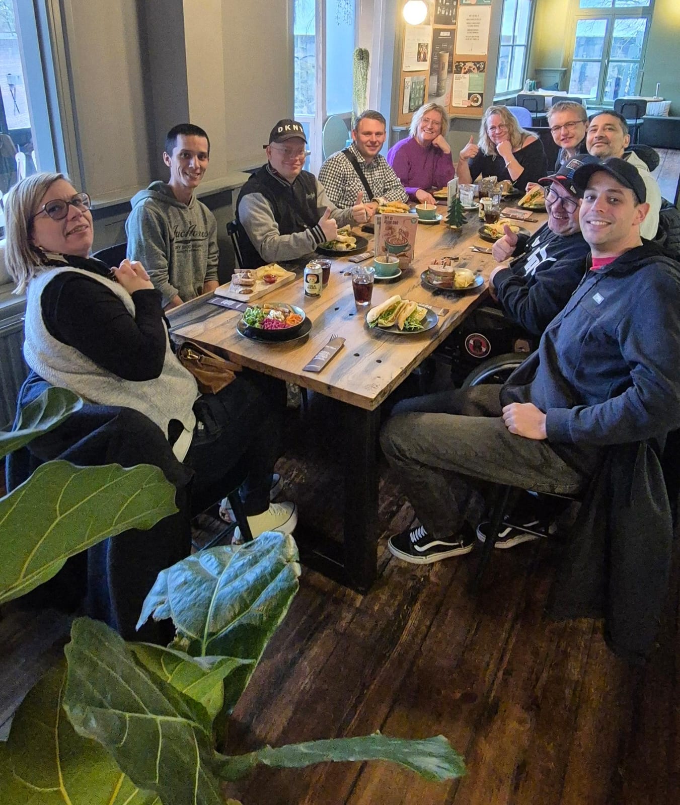Deelnemers van De Koninklijke Loop genieten van een maaltijd in een gezellig restaurant in Apeldoorn
