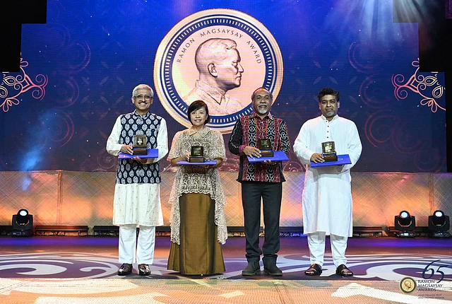 করভি রাকসান্দ পুরস্কার গ্রহণ করলেন