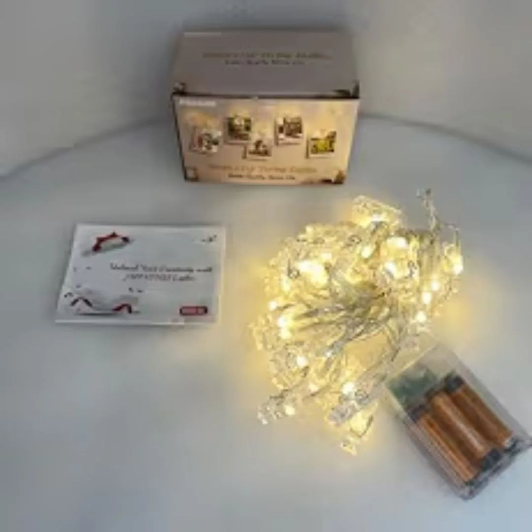 Foto real del cliente con polaroids colgadas en guirnalda LED