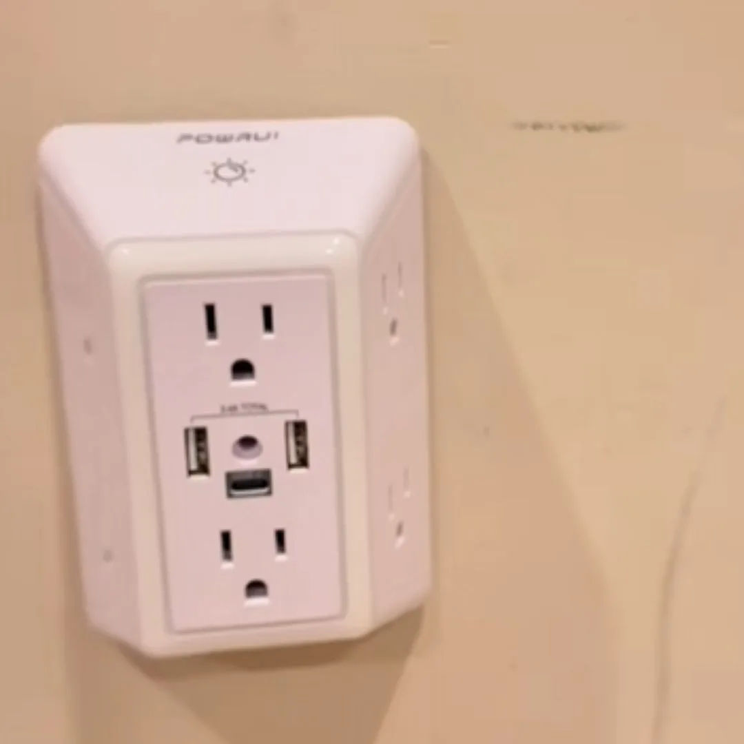 Foto real del enchufe instalado en pared
