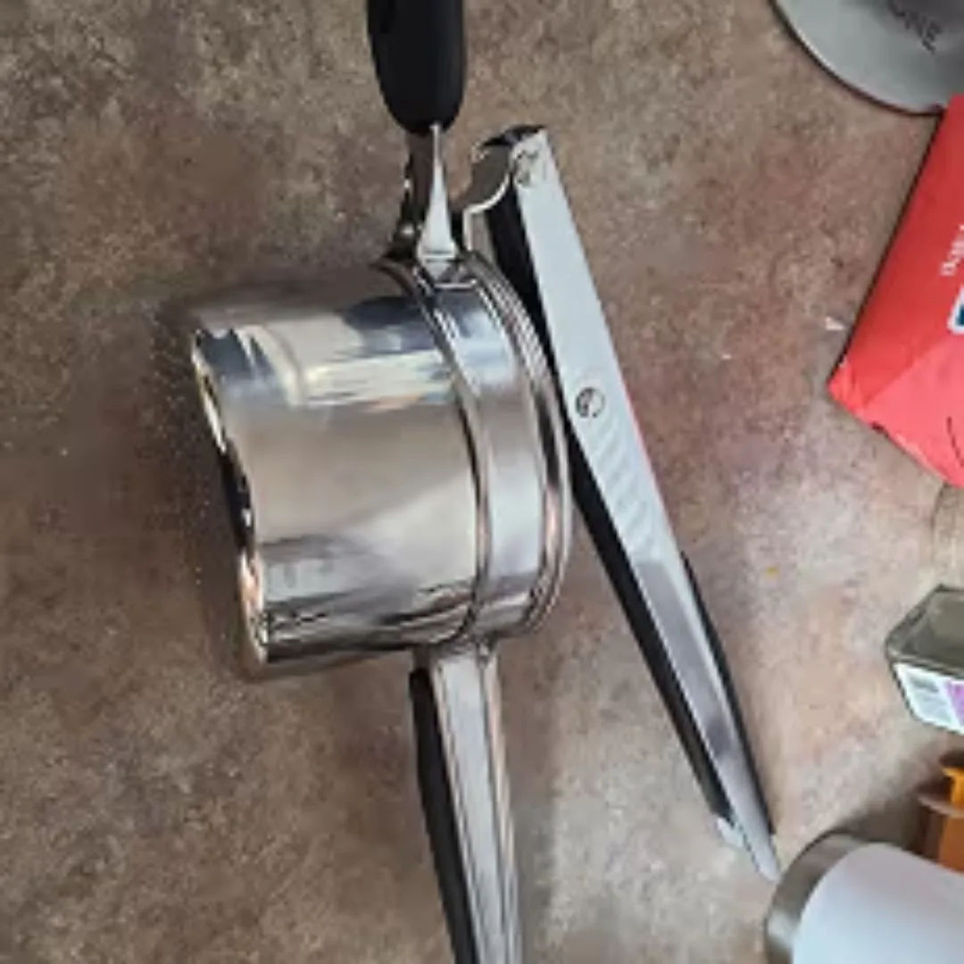 Foto real de cliente usando el triturador en cocina