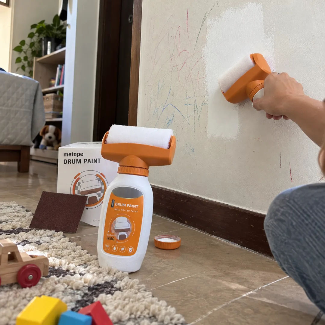 Foto real de cliente reparando la pared