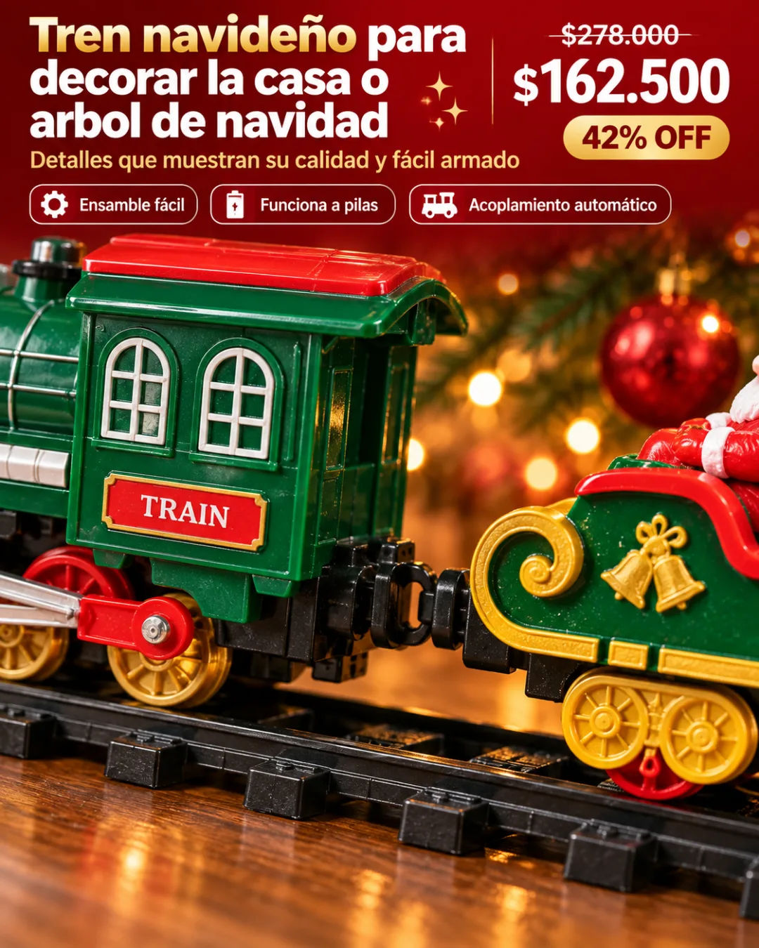 Detalle del tren navideño: vagones y locomotora sobre el riel