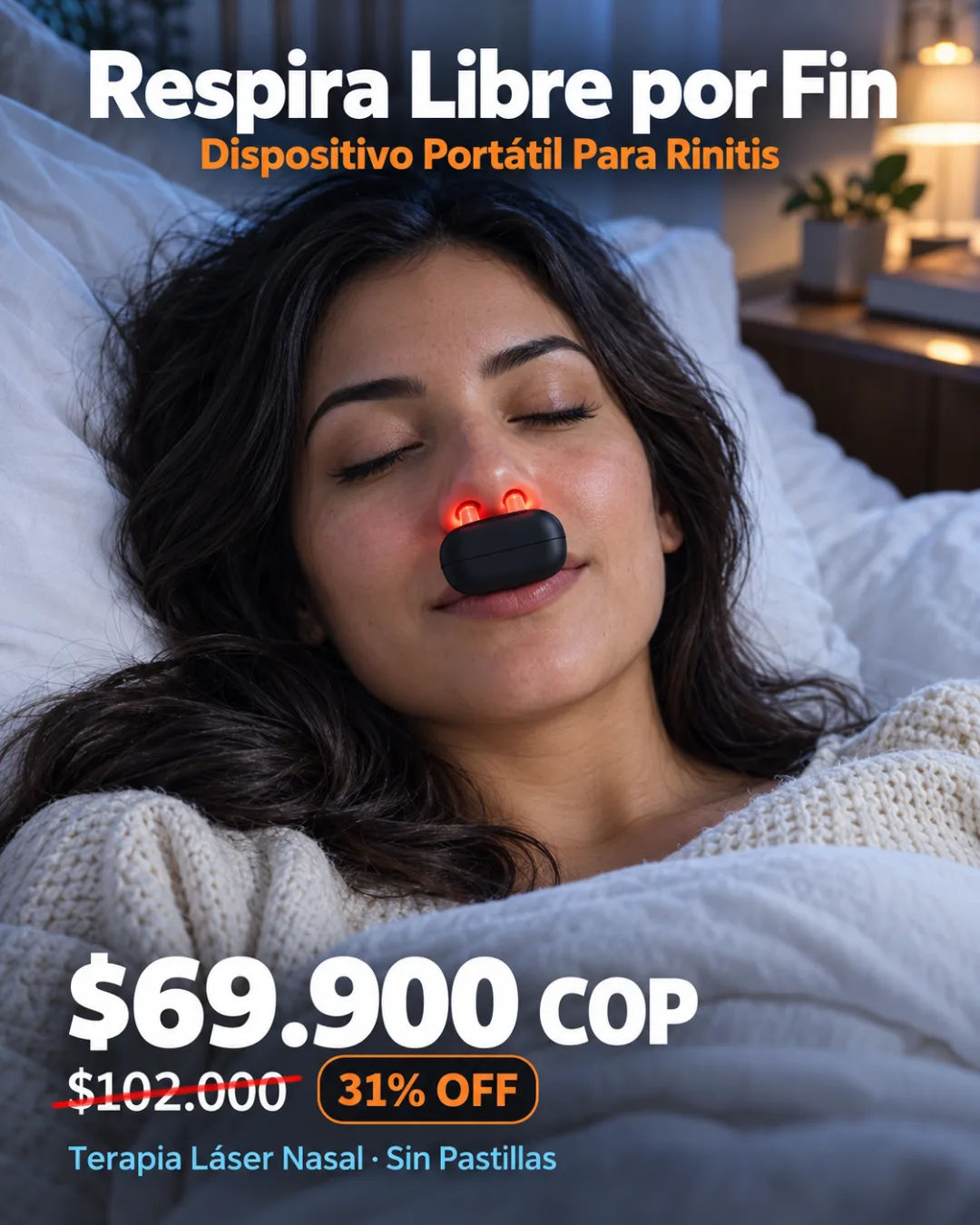 Dispositivo portátil para rinitis iluminado con luz roja, sobre una mesa de noche en un entorno doméstico cálido
