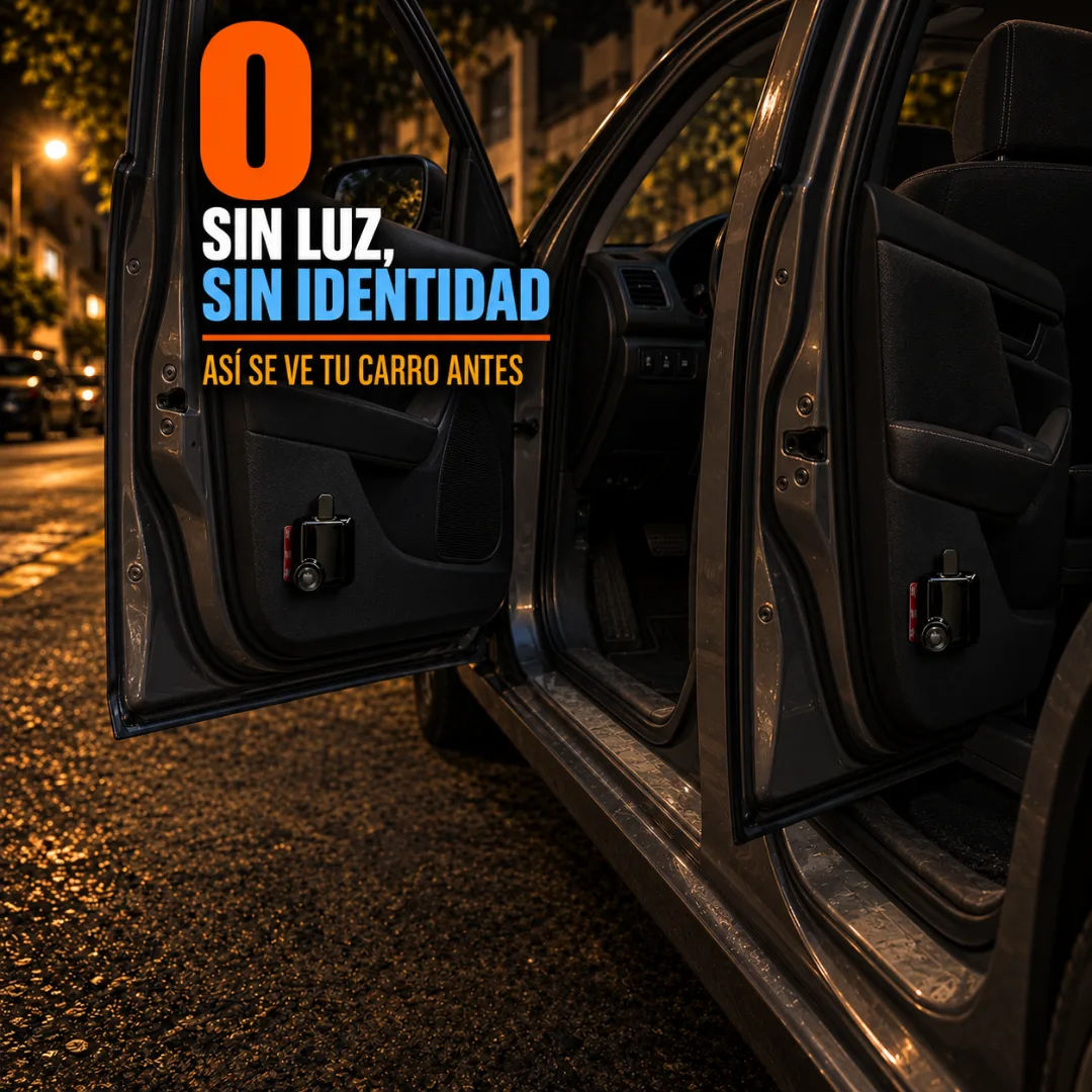 Interior de carro de noche, puerta abierta, pasajero subiendo sin reaccionar