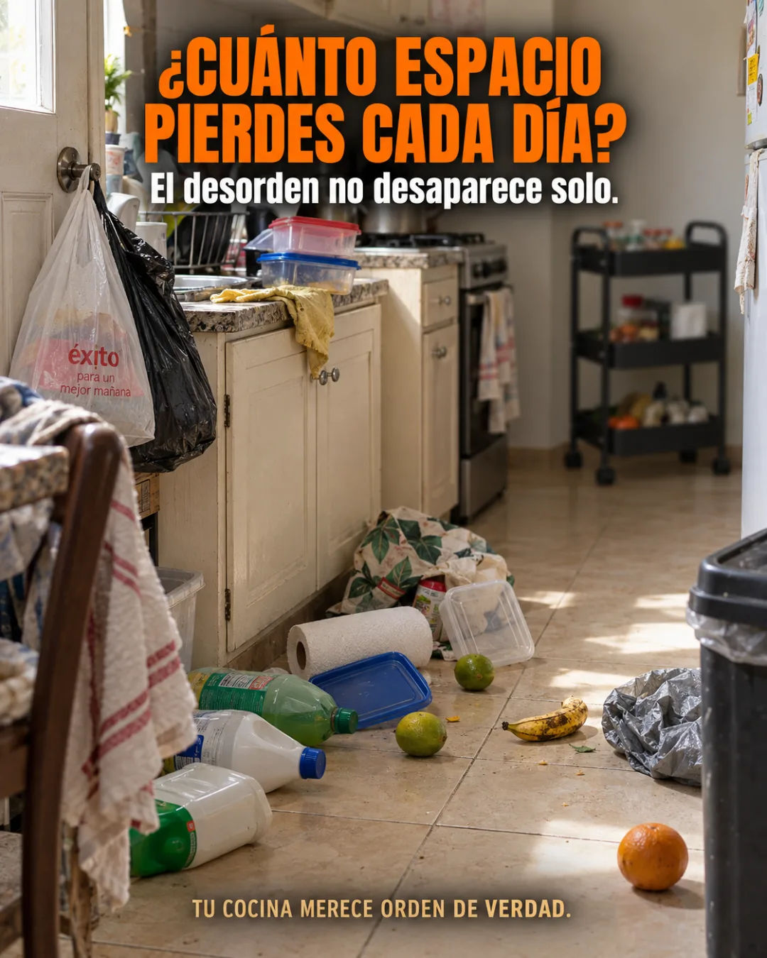 Cocina pequeña en desorden con cosas apiladas sin espacio