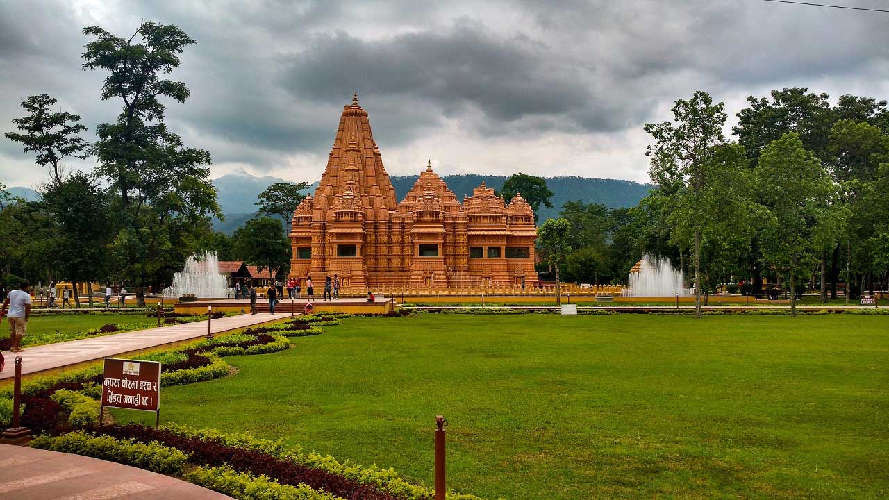 nepal_temple_road