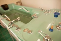 Лечение в Санатории Алеся - подводный душ-массаж Лечение в Санатории Алеся - подводный душ-массаж