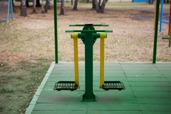 Досуг в Санатории Алеся - уличные тренажёры под навесом