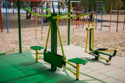 Досуг в Санатории Алеся - уличные тренажёры под навесом