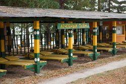 Досуг в Санатории Алеся - крытые лежаки на пляже