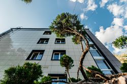 Территория Санатория Буг летом - необычный деревья у жилого корпуса Территория Санатория Буг летом - необычный деревья у жилого корпуса