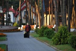 Территория Санатория Энергетик летом - благоустроенная территория