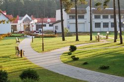 Территория Санатория Энергетик летом - прогулочные дорожки