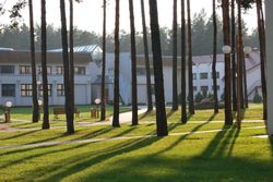 Территория Санатория Энергетик летом - здание клуба