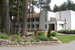 Территория Санатория Энергетик летом - клумба