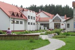 Территория Санатория Энергетик летом - скамейки