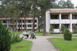 Территория Санатория Энергетик летом - вид на жилые корпуса